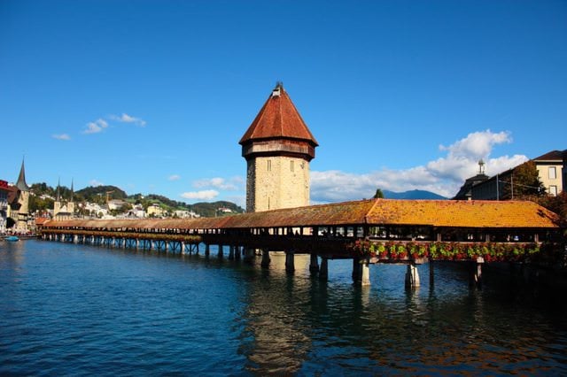 【瑞士旅遊】琉森市區景點巡禮：琉森湖、卡佩爾木橋、獅子紀念碑、霍夫教堂等