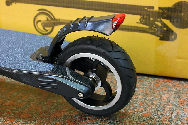 Waymax X6 碳纖維電動滑板車